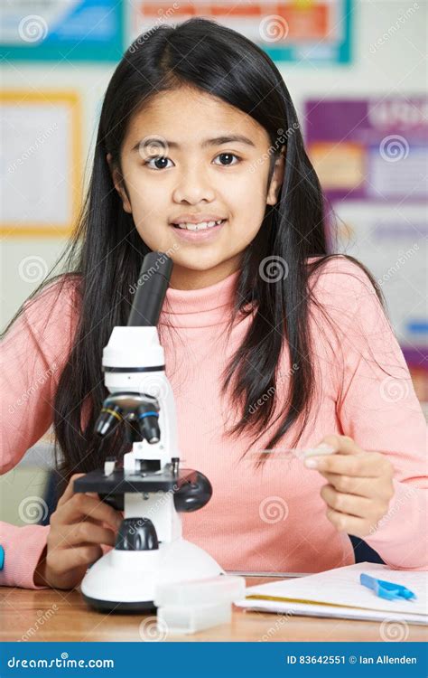 Retrato Do Aluno Na Classe Da Ciência Que Usa O Microscópio Imagem De Stock Imagem De Pupila