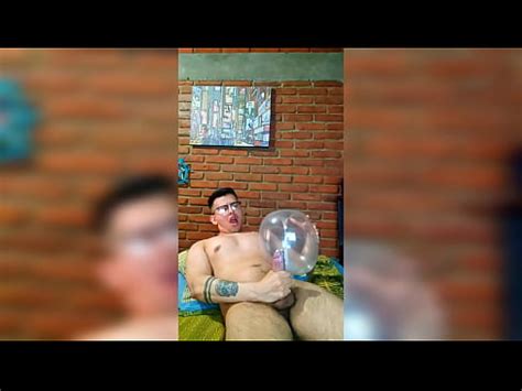 Vergón activo se masturba con globo de condón XVIDEOS
