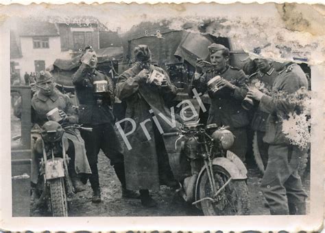 Foto WK II Wehrmacht Soldaten Motorrad Bike Mittagspause Rast Polen