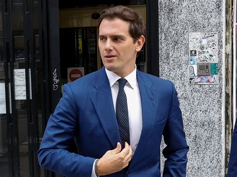 Albert Rivera Portada De Una Revista Bes Ndose Con Una Mujer Que No Es