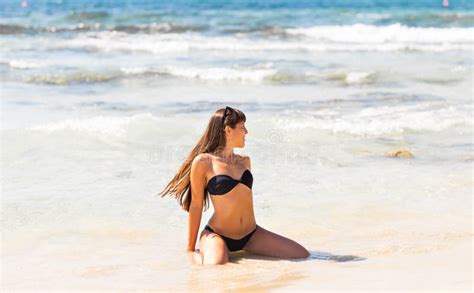 Giovane Bella Ragazza In Bikini Del Costume Da Bagno Che Posa Sulla Spiaggia Modello Di Moda