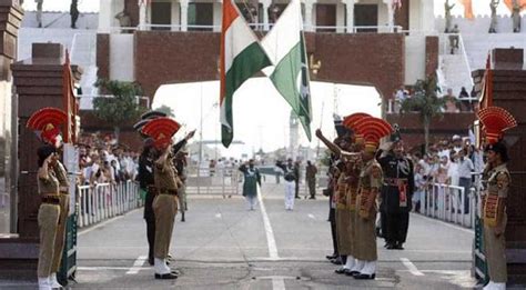 Discovering India with Alyson le Grange: The Beating Retreat at Wagah border - Opinions & Blogs News