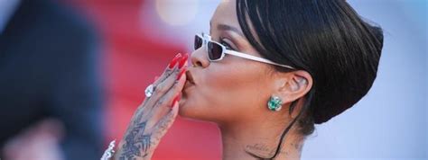 Rihanna Kisses A Stranger Half Naked In A Pool The Siver Times
