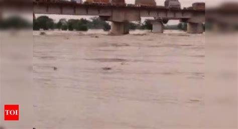 Gandak River News: Gandak river breaches embankment in Bihar's ...