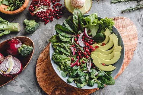 Salade Saine D Avocat Et De La Crevette Dans Le Bol Blanche Photo Stock