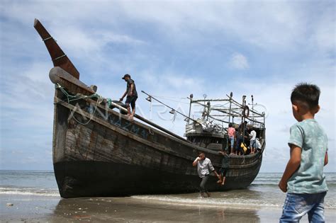 Kapal Kayu Pengangkut Imigran Rohingya Antara Foto