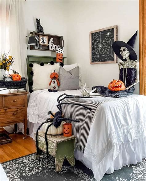 40 Creepy Cool Halloween Bedroom Decor Inspo