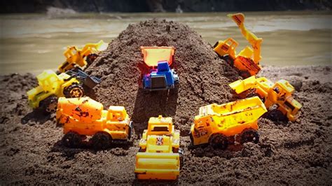 Mencari Mainan Anak Anak Di Pasir Excavator Mobil Truk Beko Truk Oleng