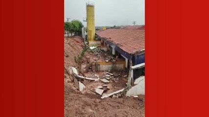 Parte de muro de creche no oeste da Bahia desaba após forte chuva