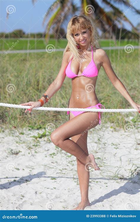 Pose Mod Le De Bikini Sexy Avec Une Corde Photo Stock Image Du Dunes