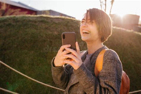 Junge Gl Ckliche Attraktive Kurzhaarige Brunette Frau Mit Telefon In Einem Park Stockbild Bild