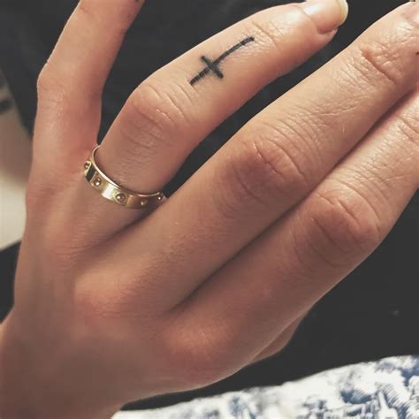 Best 25+ Cross finger tattoos ideas on Pinterest | Henna finger tattoo ...