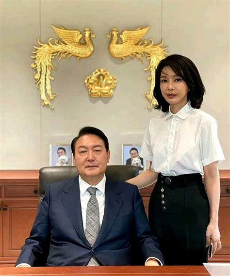 韩国总统尹锡悦的岳母崔恩顺因伪造与购买土地有关的文件而获刑一年。—— 有其母，必有其女。看尹锡悦老婆的日常表现，绝对不是 雪球