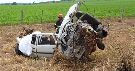 G1 Carro Se Parte Ao Meio Em Acidente E Mata Motorista Em Rodovia De