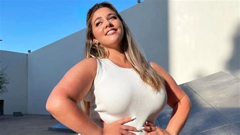 Ellana Bryan Curvy And Plus Size Model Curvy Outfits Bio Wiki Age Figure Career And More