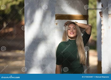 Junge Sch Ne Blonde Frau Mit Gr Nen Augen Und Einem Gr Nen Kleid Das Auf Einem Wei En Bogen