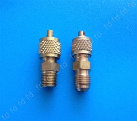 Штуцер с золотником и колпачком VC-500-16 (М1/4" SAE х M1/8"NPT), шт.
