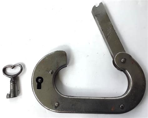 ANCIEN CADENAS GENRE MENOTTES OLD PADLOCK HANDCUFFS STYLE