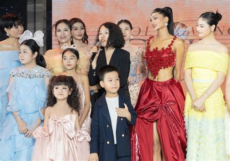 Lynk Lee khoe dáng mảnh mai H Hen Niê nóng bỏng với bikini đen huyền bí