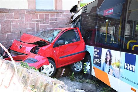 Heidelberg Linienbus Kracht In Wohnhaus 18 Verletzte