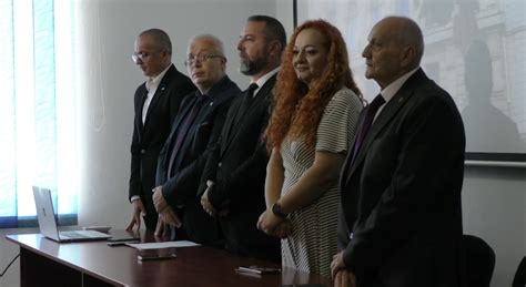 Ceremonie De Absolvire La Universitatea Titu Maiorescu Din T Rgu Jiu