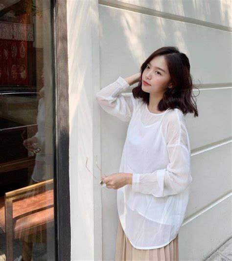 Nàng thơ tóc tết mặt xinh như thiên thần nhưng khi khoe dáng với bikini hot không kém
