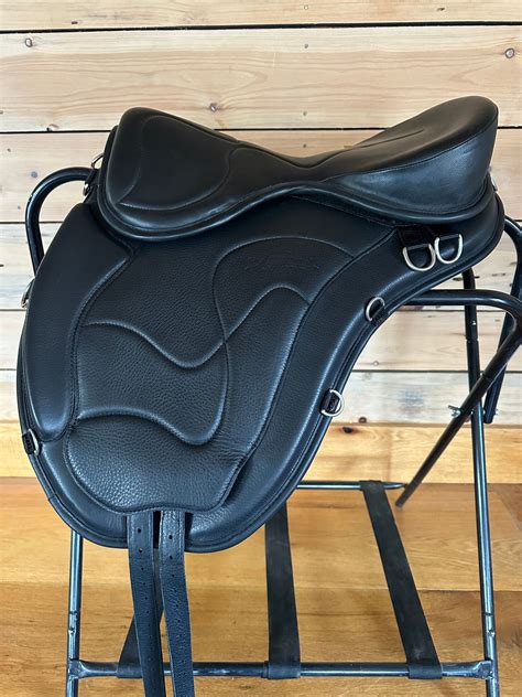 Sale - Freeform Classic Dressage - Saddle Up Treeless Saddles