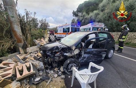 Tragedia Nel Salento Auto Sbatte Contro Un Muro Muore Una Donna