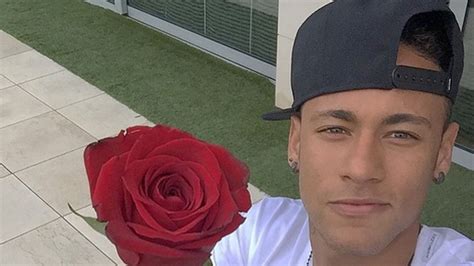 Para Qui N Es La Rosa De Neymar