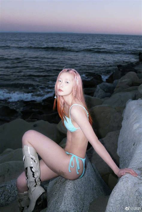 Con trai màn ảnh của Châu Tinh Trì gây tranh cãi với loạt ảnh mặc bikini gợi cảm sau 15 năm