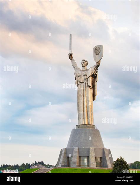 Statue De La M Re Patrie Consacr La Grande Guerre Patriotique Kiev