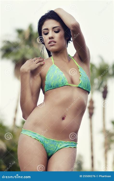 Bikini Da Portare Della Donna Nella Piscina Fotografia Stock Immagine Di Femmina Sereno