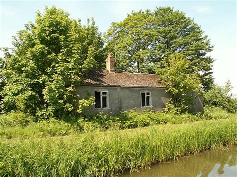 Riverside Cottage That S Seen Better Rose And Trev Clough Cc By Sa