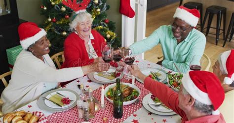 Feliz Grupo De Diversos Amigos Veteranos Celebrando La Comida Y