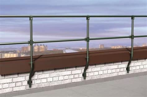 Ограждение кровли: со снегозадержателями и перилами, монтаж по норме