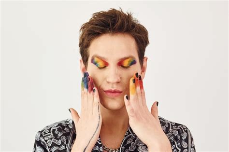 Jovem Gay Est De P No Est Dio E Posando Para Uma C Mera Gesticulando E Fazendo Express Es