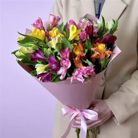 Купить 15 альстромерий в Москве с курьерской доставкой