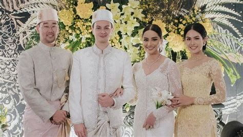 7 Portraits Of Maudy Ayunda And Her Husband At The Wedding Of Her Sister A Duet Using A Guitar