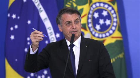 TCU determina que Bolsonaro não use e nem venda joias