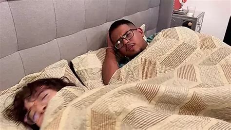 Latina Ehefrau Teilt Ehemann Mit Ihrem Freund Englische Untertitel Xhamster