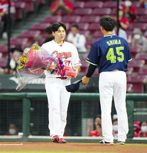 【ヤクルト】今季限りで引退の嶋基宏に広島会沢翼から花束贈呈 笑顔で記念撮影も プロ野球 日刊スポーツ