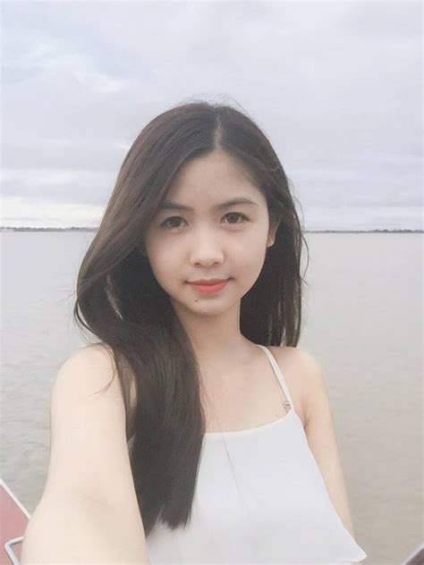 Sau năm nổi tiếng hot girl chân khoèo lột xác thế này đây