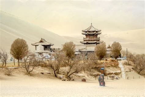 A Montanha E O Crescente Da Areia De Mingsha Shan Moon O Lago Em ...