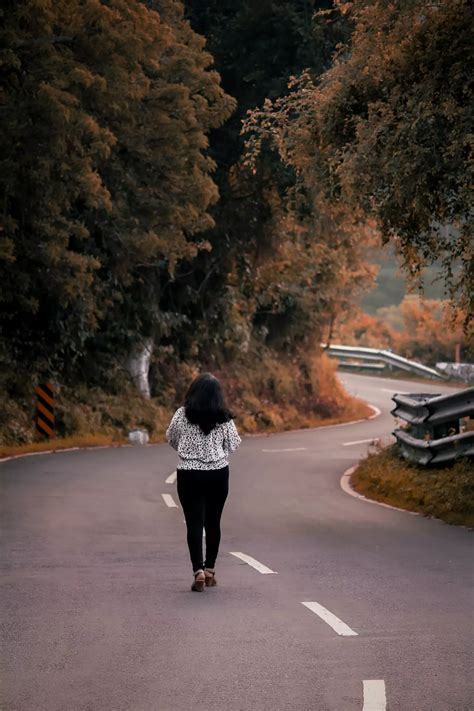 Woman left stranded when husband drives away following toilet break