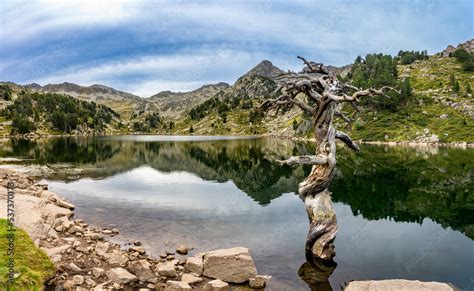 Sommerurlaub In Den Spanischen Pyren En Wanderung Zur Seenlandschaft