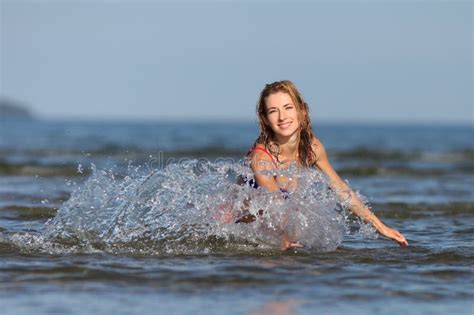 Mince Jeune Fille En Bikini Blanc Dans La Perspective De Palmiers Image Stock Image Du