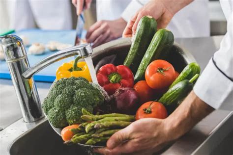 Higienização correta dos alimentos evita contaminações e garante