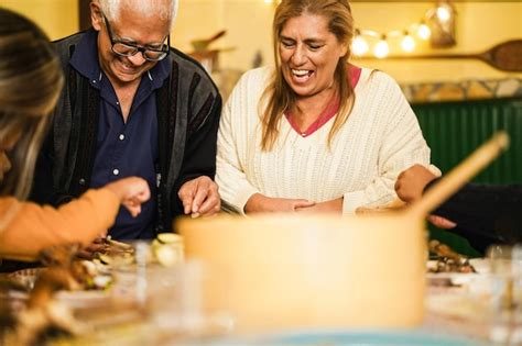 Familia Latina Feliz Cocinando Juntos Durante La Cena En Casa Centrarse En La Cara De La