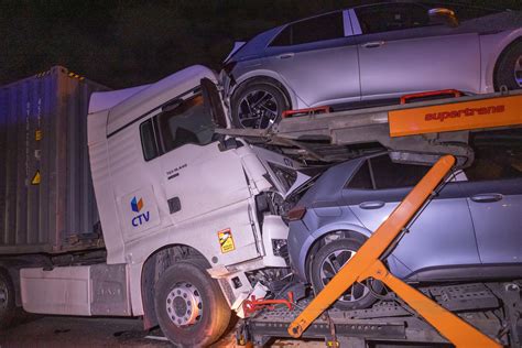 Lkw Unfall Auf A Bei H Chstadt Lastwagen Fahren Aufeinander