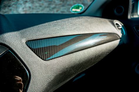Оклейка пластиковых деталей салона автомобиля виниловой пленкой в Москве